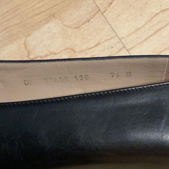 Ferragamo (possibly Vara) low-heel pumps- Size 7.5 - Picture 6 of 7